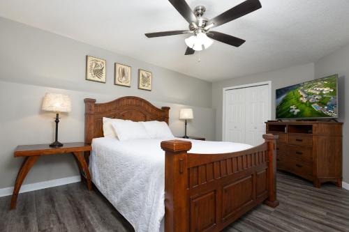 Un dormitorio con una cama y un ventilador de techo. en Paradise Canyon Golf Resort - Signature Villa 380, en Lethbridge