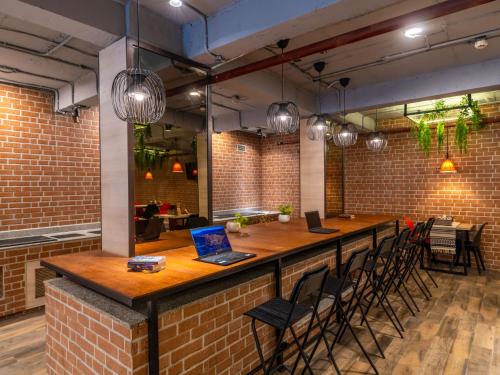 Un restaurante o sitio para comer en The Hosteller Bam, Rishikesh - Poshtel
