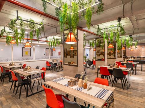 Un restaurante o sitio para comer en The Hosteller Bam, Rishikesh - Poshtel