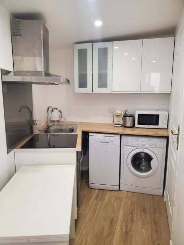 Il comprend une petite cuisine équipée d'un évier et d'un lave-vaisselle. dans l'établissement Appartement agréable, CDG, Astérix,Stade de France, à Stains
