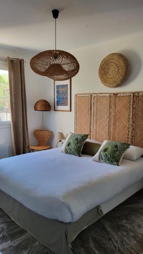 une chambre avec un grand lit blanc avec deux oreillers dans l'établissement Villa avec Jardin à 2 pas des remparts d'AVIGNON, à Avignon
