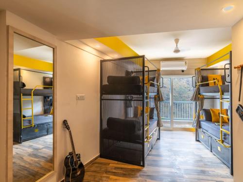 Cama o camas de una habitación en The Hosteller Bam, Rishikesh - Poshtel