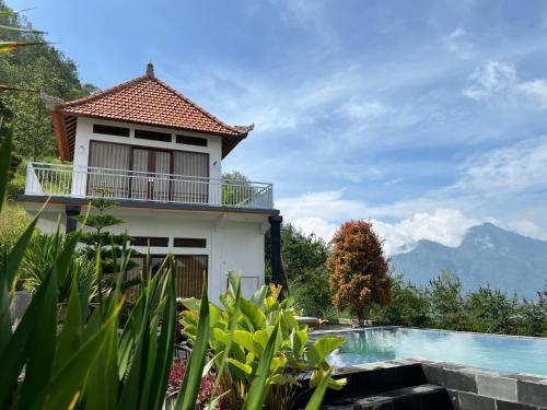 Pemandangan gunung umum atau pemandangan gunung yang diambil dari rumah percutian