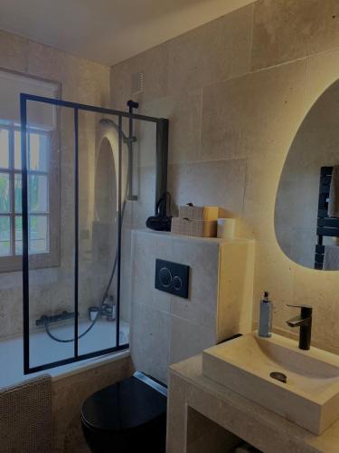 une salle de bain avec douche et lavabo dans l'établissement Appartement calme et rénové, à Gassin