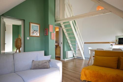 un salon avec un canapé blanc et une table dans l'établissement Calais BoisBlanc 4-6 personnes Centre Ville, à Calais