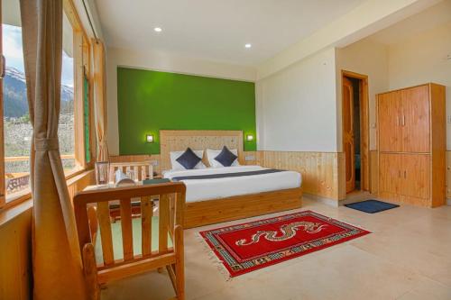 ein Schlafzimmer mit einem Bett und einer grünen Wand in der Unterkunft Wander Nest Manali Luxurious rooms with mountain peaks and waterfall view in Manali