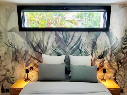 - une chambre avec un lit et une fenêtre au-dessus dans l'établissement La Suite du Jardin - Villa 5 etoiles, à Hossegor