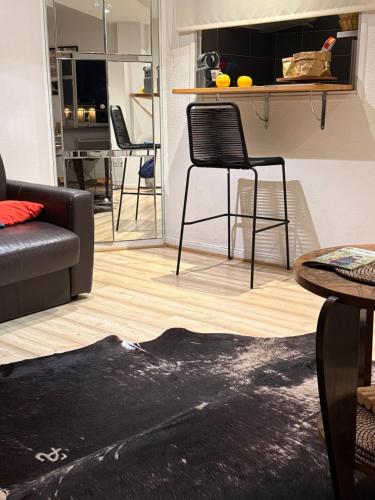 un salon avec un canapé et une table dans l'établissement Beautiful flat on Capitole Place, à Toulouse