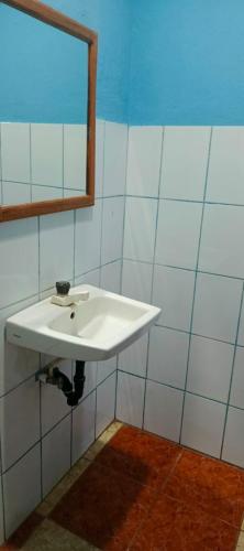 a bathroom with a white sink and a mirror at Casa pura vida Rivas in Rivas