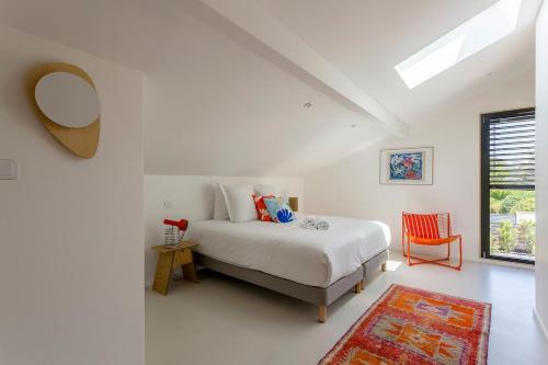 Postel nebo postele na pokoji v ubytování Maison Lyon Ecully piscine climatisation de 250 M2