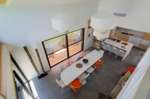 Kuchyň nebo kuchyňský kout v ubytování Maison Lyon Ecully piscine climatisation de 250 M2
