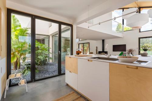 Kuchyň nebo kuchyňský kout v ubytování Maison Lyon Ecully piscine climatisation de 250 M2