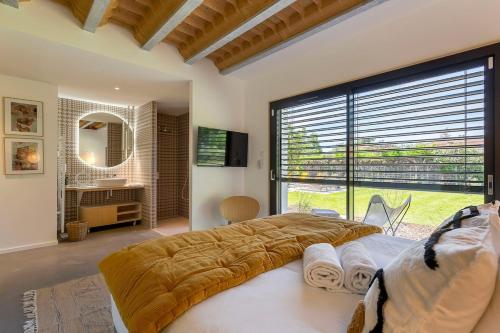 Postel nebo postele na pokoji v ubytování Maison Lyon Ecully piscine climatisation de 250 M2