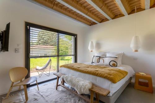 Postel nebo postele na pokoji v ubytování Maison Lyon Ecully piscine climatisation de 250 M2