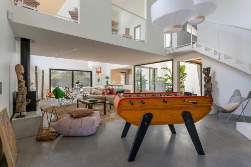 Posezení v ubytování Maison Lyon Ecully piscine climatisation de 250 M2