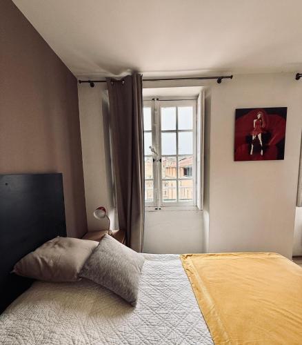 une chambre avec un lit et une fenêtre dans l'établissement Beautiful flat on Capitole Place, à Toulouse