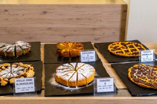 een weergave van verschillende soorten taarten en taarten bij Hotel Rio Bellaria in Bellaria-Igea Marina