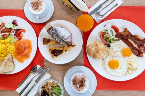 een tafel met borden ontbijt erop bij Hotel Rio Bellaria in Bellaria-Igea Marina