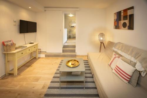 un salon avec un canapé et une table dans l'établissement Salut Le Petit Gite, à Carcassonne