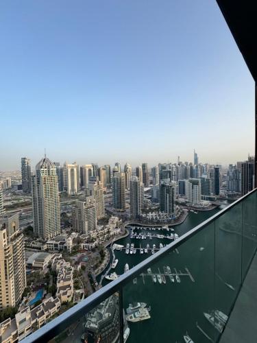 Modern 2BR Skyline & Marina View photo 2