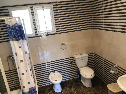 Bilik mandi di Beautiful villa with large private pool
