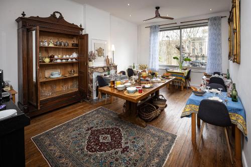 un salon avec une table et des chaises en bois dans l'établissement SalutBB Chambre d'hote, à Carcassonne
