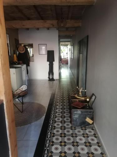 un couloir d'une maison avec une table et une lampe dans l'établissement Maison Bohème, à Verfeil