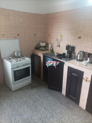 una cucina con fornelli e lavello di La Villa a Lomé