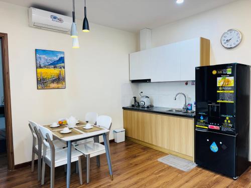 Η κουζίνα ή μικρή κουζίνα στο Phuong Thao LuxCity Apartment in Cam Pha - QN