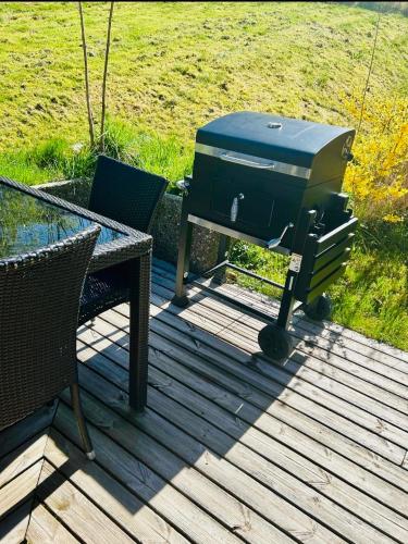 a grill sitting on a table next to a table at Appartement duplex spacieux in Fleurier