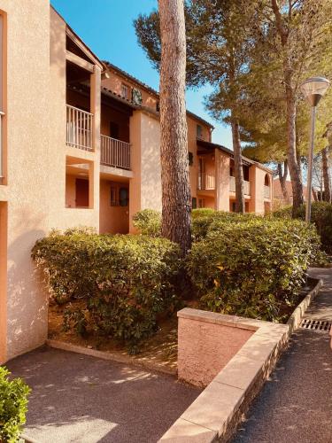 Studio climatisé avec piscine et parking privé