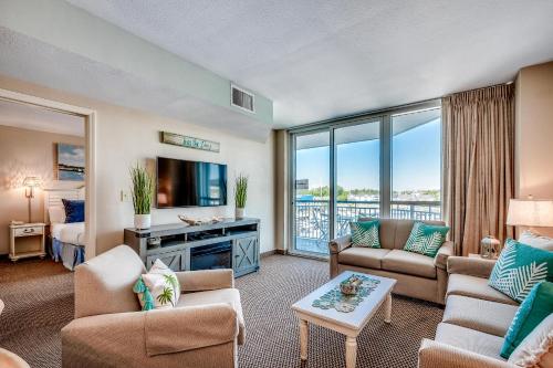 Μια τηλεόραση ή/και κέντρο ψυχαγωγίας στο Bubbles Up on the Marina w Pool n Hot Tub