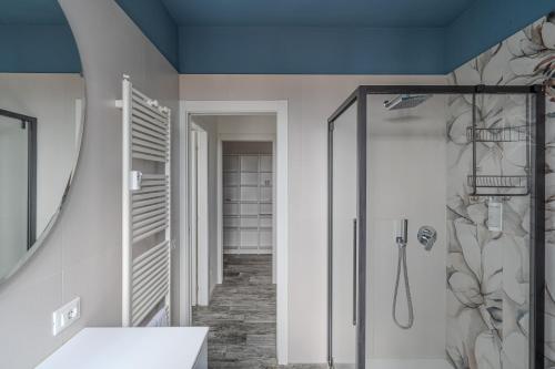 ベルガモにあるSuite in Centro Bergamo BGYのシャワーと洗面台付きのバスルーム