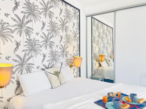 - une chambre avec un lit et un plateau de nourriture dans l'établissement Beau 2 pièces emplacement n 1 proche de la mer, à Fréjus