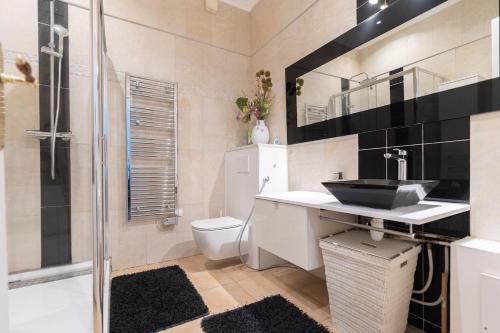 une salle de bain avec un lavabo, des toilettes et une douche dans l'établissement Appartement Champs Elysées, à Paris