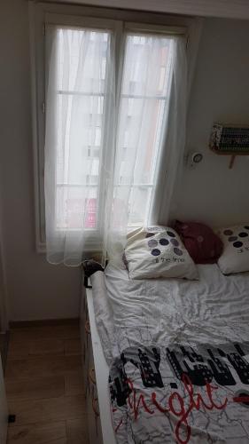 - une petite chambre avec un lit et une fenêtre dans l'établissement Charming 2-room apartment in Saint Jean d'Angely district, à Nice