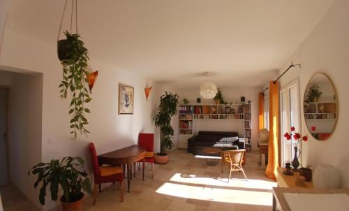 un salon avec un canapé et une table dans l'établissement Face à la garrigue, à Viols-le-Fort