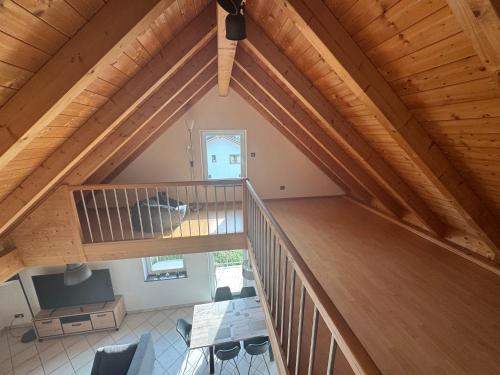 an attic view of a house with wooden ceilings at 5-Seen-Loft mit 4-6 Schlafplätzen, Ferienwohnung Nähe Ammersee, neu eingerichtet in Kottgeisering