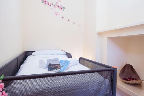 Ένα ή περισσότερα κρεβάτια σε δωμάτιο στο La Corte Rooms and Home Restaurant - free parking - 10 minutes to the lake and centre