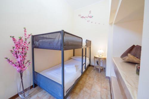 Ένα ή περισσότερα κρεβάτια σε δωμάτιο στο La Corte Rooms and Home Restaurant - free parking - 10 minutes to the lake and centre