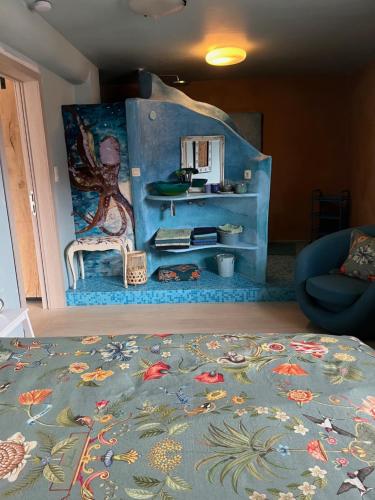 a living room with a blue rug and a mirror at Kamer in een Strobalen huis in Linter