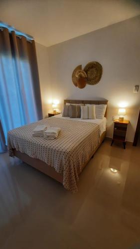 a bedroom with a large bed and a window at La casa de Luna in Guaibim