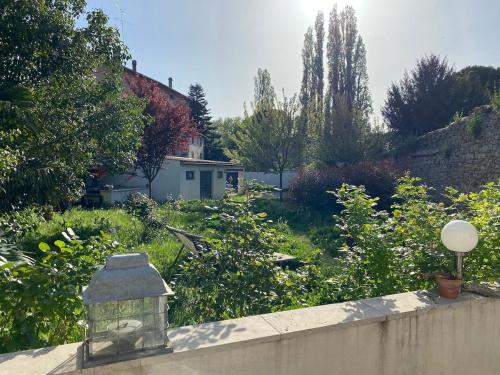 Charmant appartement au calme avec grand jardin au pied des remparts