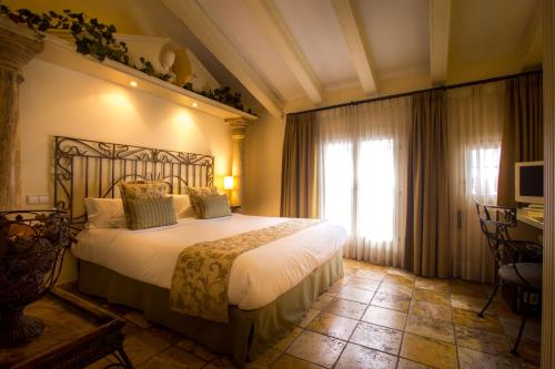 a bedroom with a large bed and a window at Hotel Abaco Altea in Altea