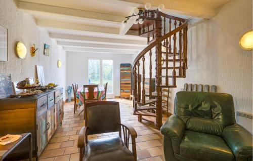 un salon avec un canapé et un escalier en colimaçon dans l'établissement 3 Bedroom Stunning Home In Le Château-Doléron, au Château-dʼOléron