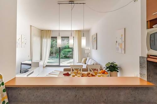 Pretty garden apartment next to a charming beach