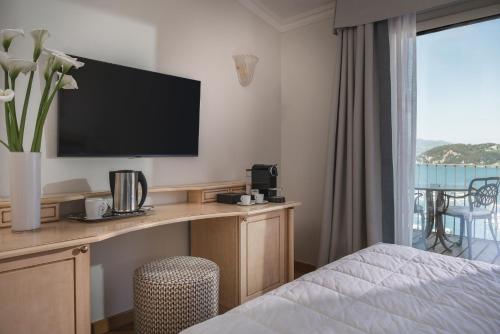 a hotel room with a bed and a desk with a television at Doria Park Hotel in Lerici