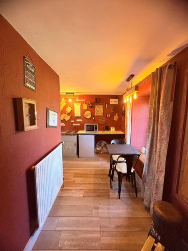 ein Wohnzimmer mit Tisch und Küche in der Unterkunft Comme à la Ferme in Durbuy