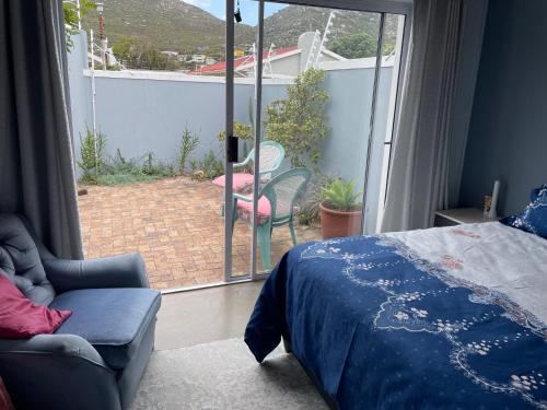 Ένα ή περισσότερα κρεβάτια σε δωμάτιο στο Garden flat in Fish Hoek