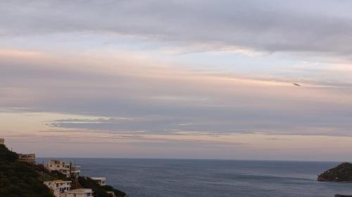 una vista del océano bajo un cielo nublado en Bossa Nova - casa de descanso, en Santa Marta
